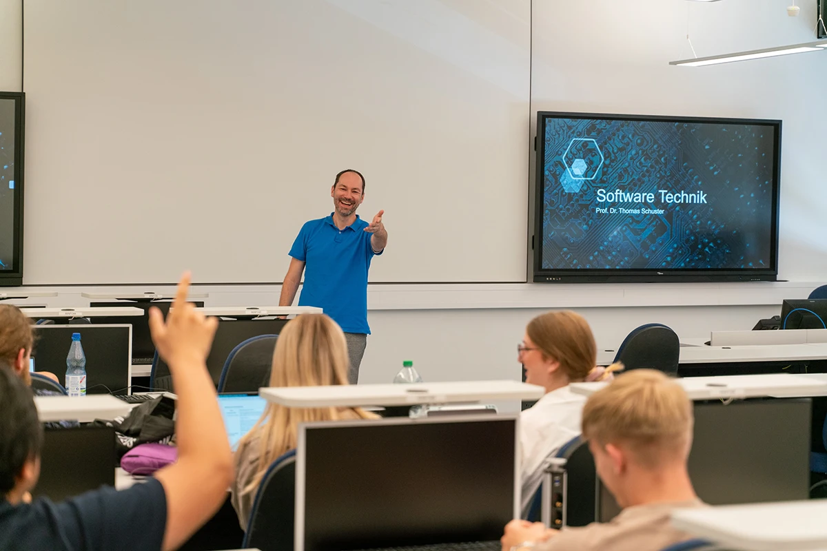 Ein Bild von Prof. Dr. Thomas Schuster in der Vorlesung Software-Technik